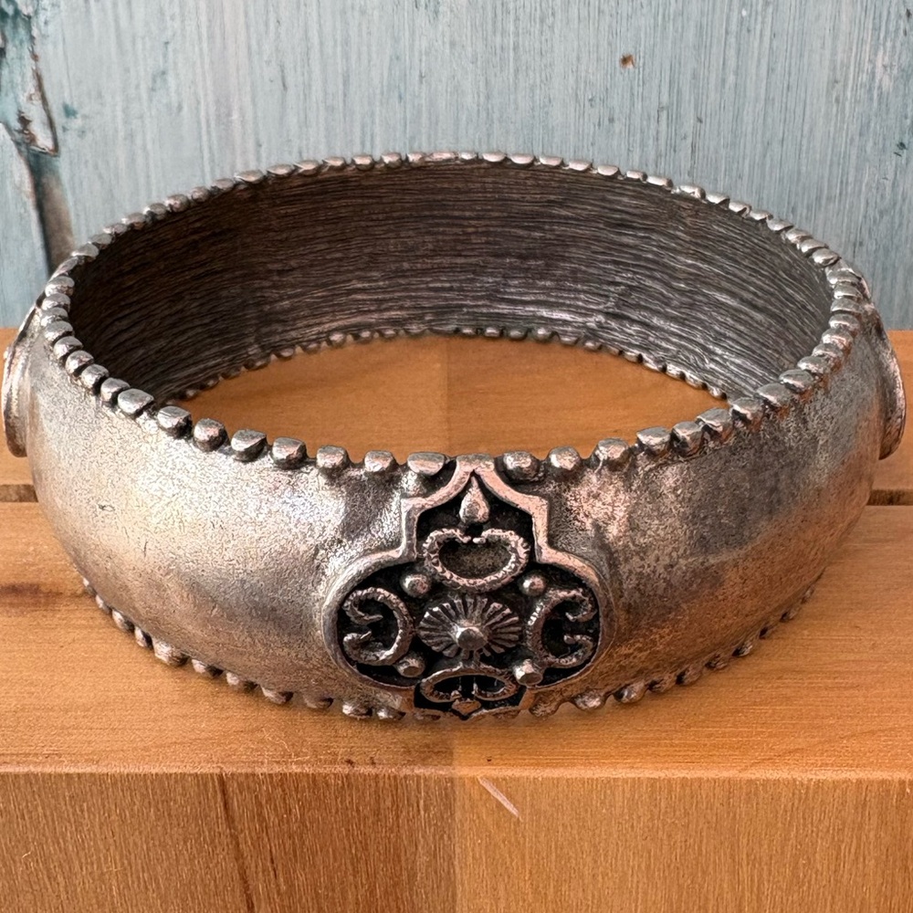 Pewter/Silver-Tone Bangle Bracelet with 4 Emblems on Sides & Raised Dots Edges - Picture 3 of 12